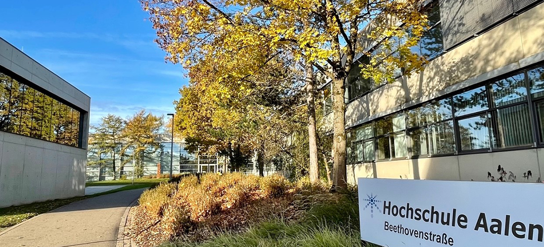 Hochschule Aalen von außen im Herbst mit Herbstlaub