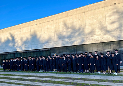 Absolventen vor der Aula
