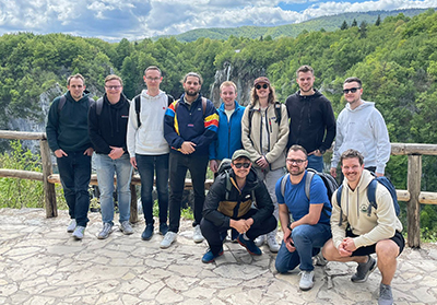 Studierende im Nationalpark Plitvicer Seen beim Auslandsstudienmodul der berufsbegleitenden Master
