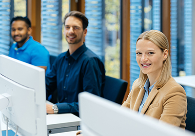 Studierende im Computerraum vor Bildschirmen an der Hochschule Aalen