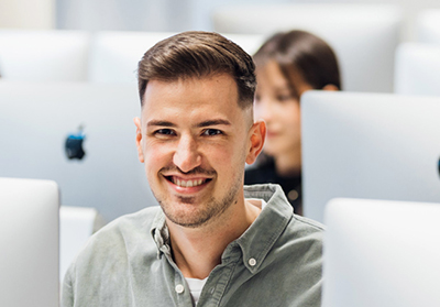Studierender Marcel Koelbl im Rechnerraum vor einem Bildschirm an der Hochschule Aalen