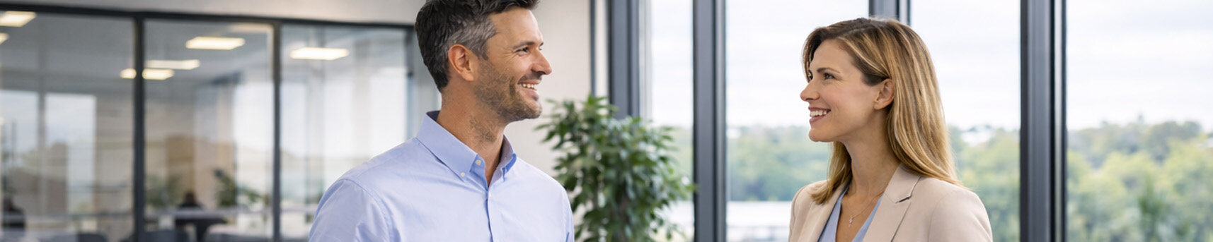 Zwei Business-Experten im Beratungsgespräch zu Dienstleistungen für Unternehmen