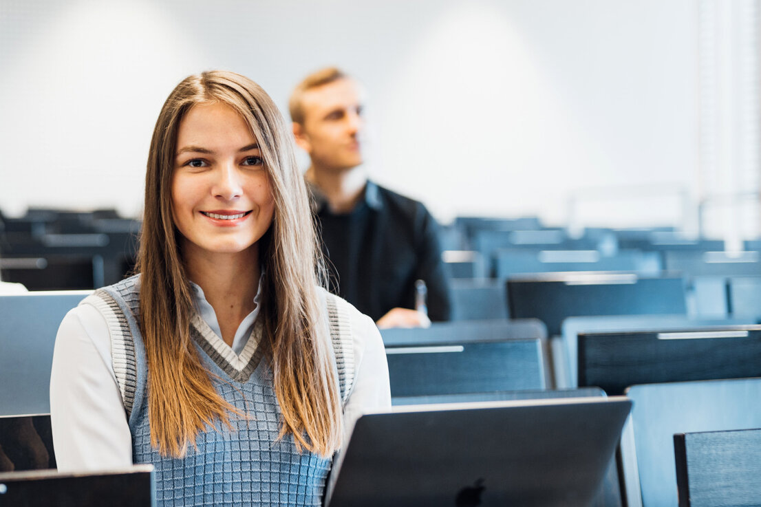 Studentin im Hörsaal JG21