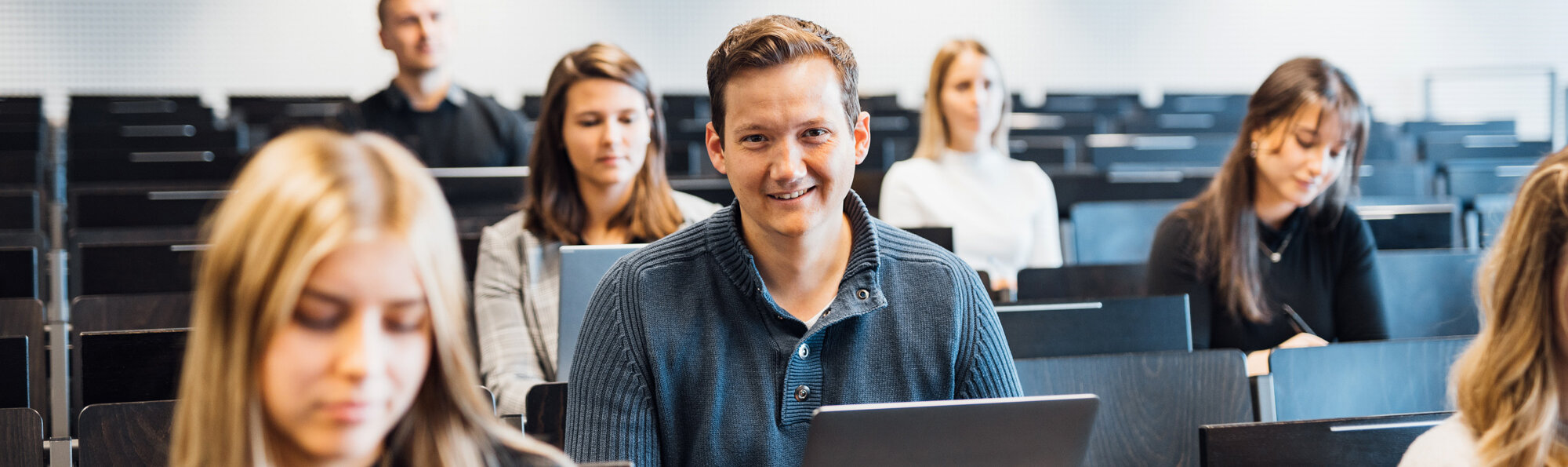 Studierende im Hörsaal 